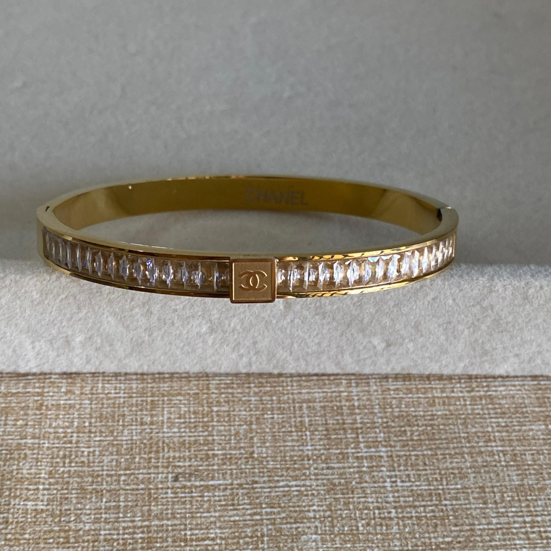 Channel stones handcuff