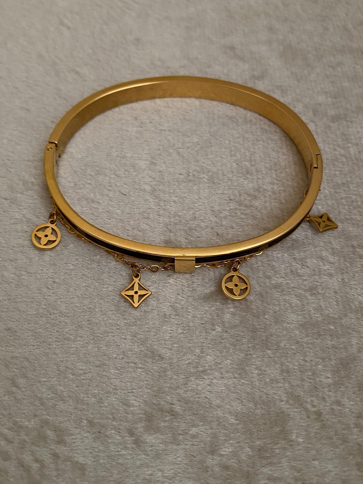 Charms Hanging Handcuff