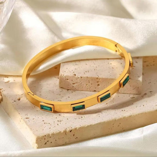 Emerald handcuff