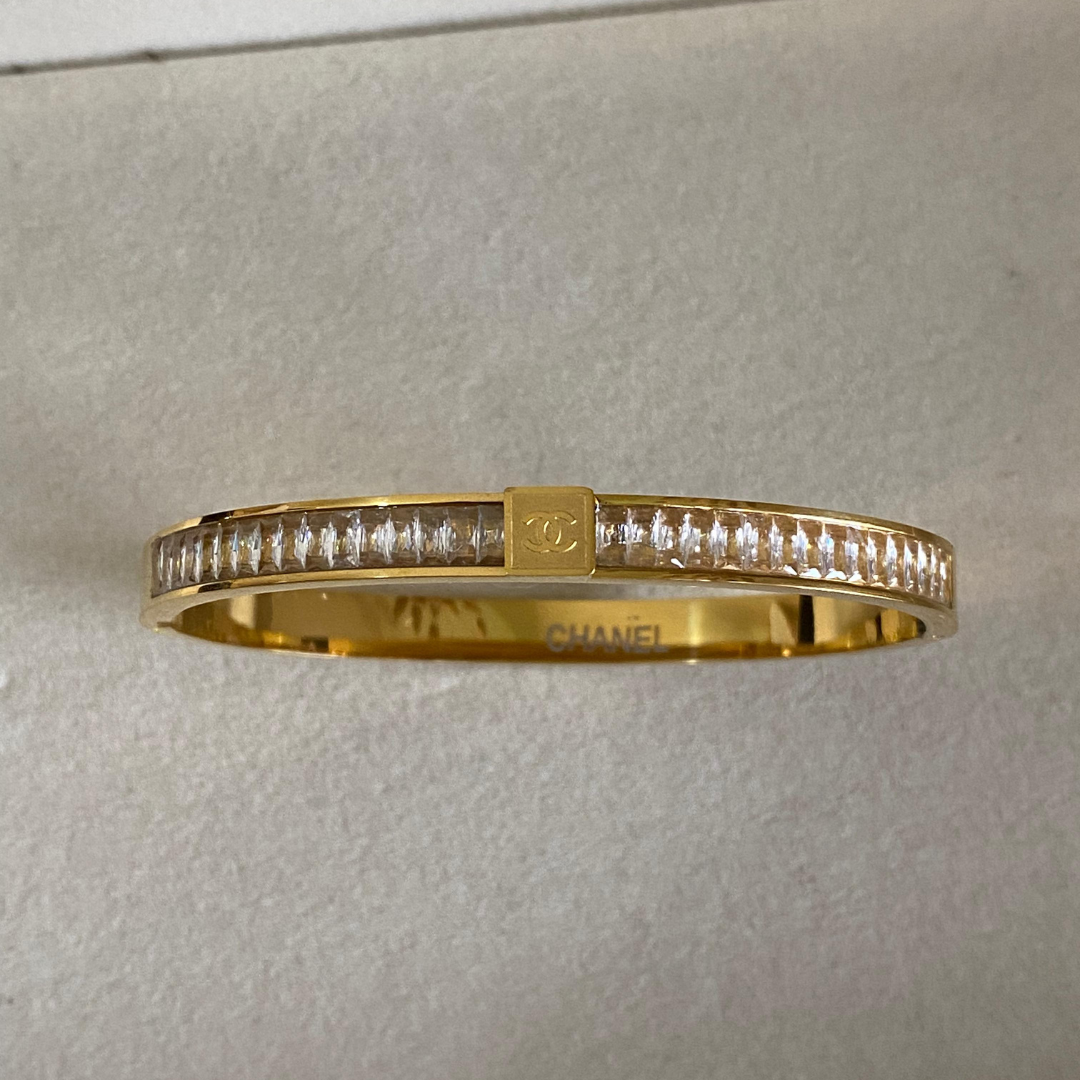 Channel stones handcuff