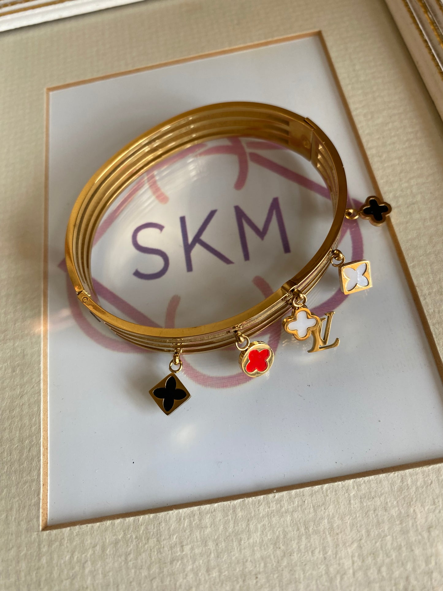 Chunky charms handcuff