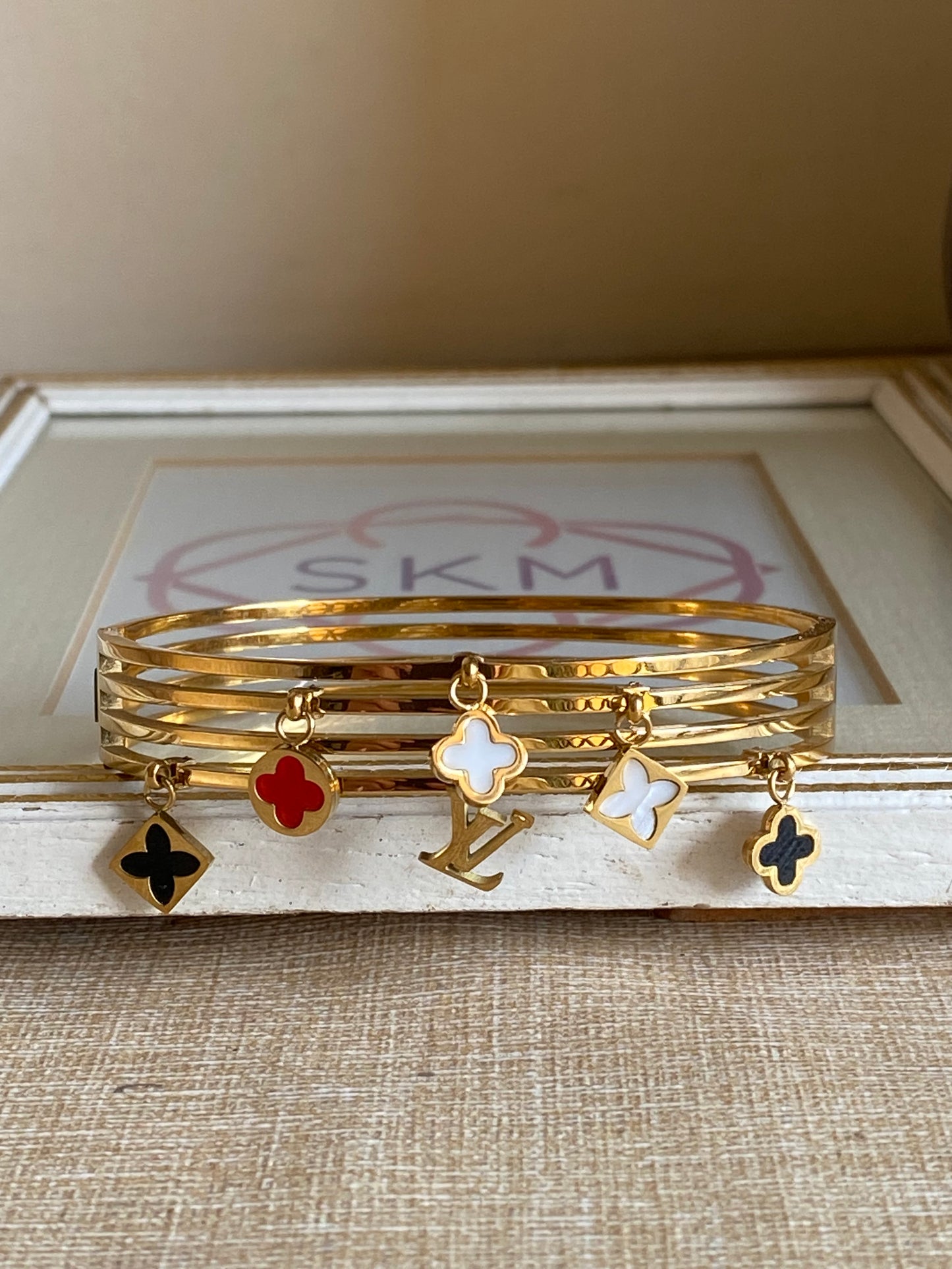 Chunky charms handcuff