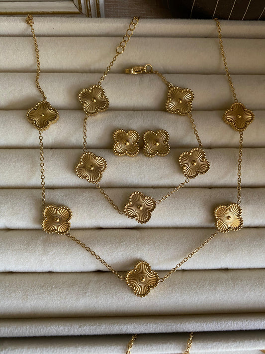 Gold clove set