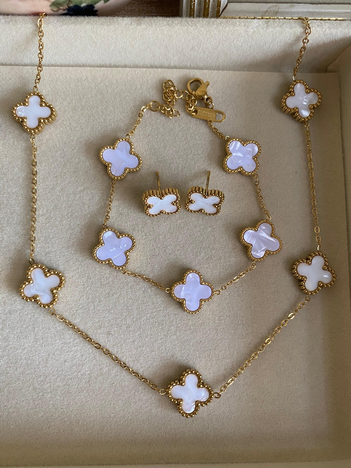 White clove set