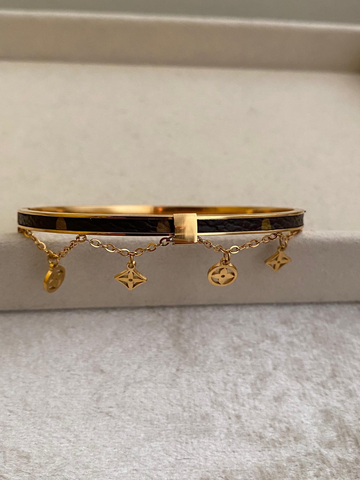 Charms Hanging Handcuff